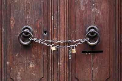 cadena-candados-en-puerta