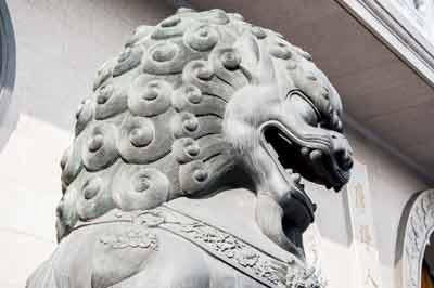 Las enseñas españolas se retraen ante el dragón chino